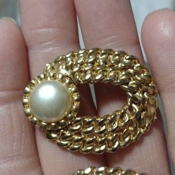 VINTAGE 80s DOOR KNOCKER LOOP GOLD-TONE FAUX IVORY PEARL POST DROP 1.3" EARRINGS - Picture 4 of 8